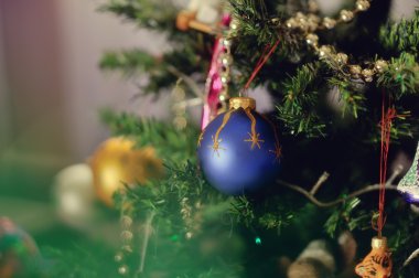 topları Noel ağacı üzerinde