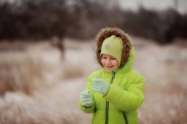 Menino no inverno — Fotografia de Stock