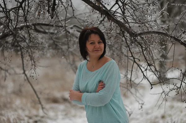 Femme dans le parc d'hiver — Photo