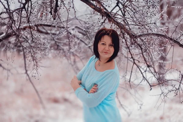 Nő a téli parkban — Stock Fotó