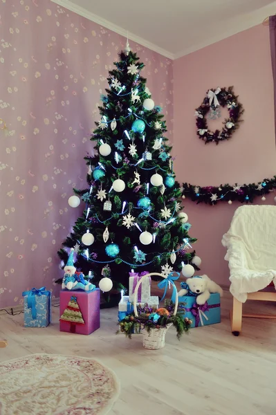 Árbol de abeto de Navidad con juguetes — Foto de Stock