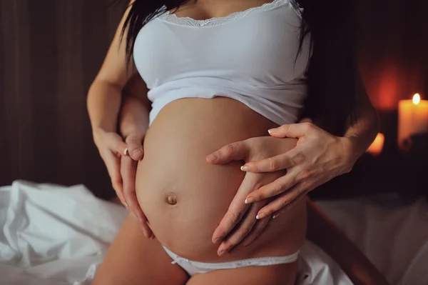 Tummy de uma menina grávida — Fotografia de Stock