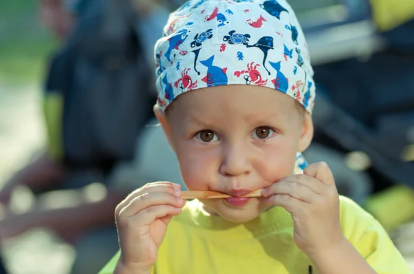 Dziecko zjada deser — Zdjęcie stockowe