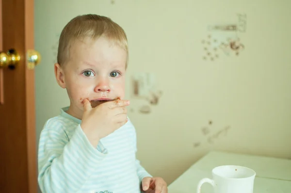 El niño come con lágrimas — Foto de Stock