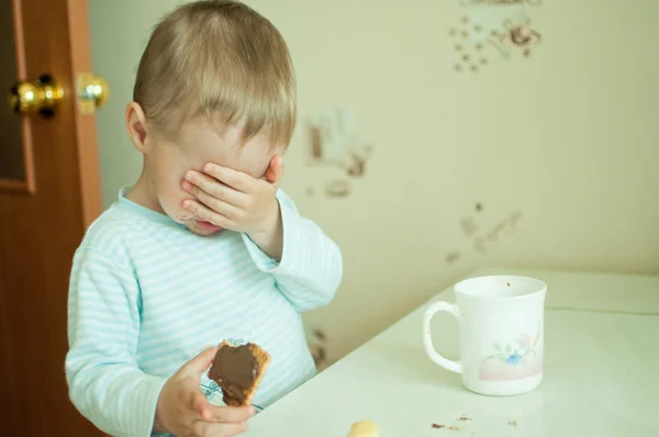 Child eats with tears — Stock Photo, Image