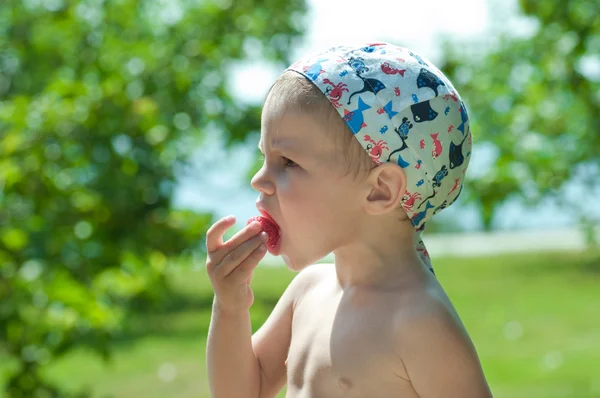 Dziecko zjada jagody — Zdjęcie stockowe