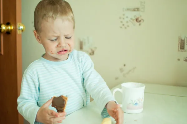 子供が涙で食べる — ストック写真