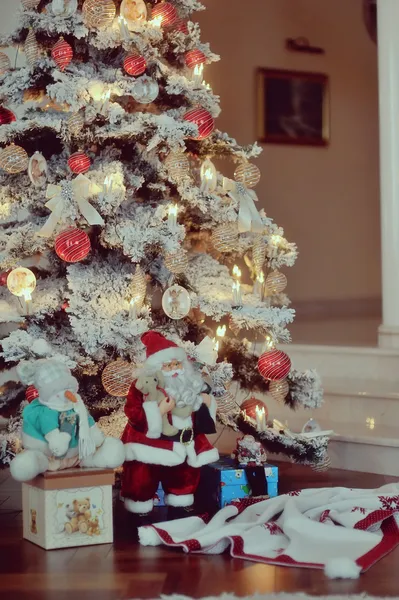 Árbol de navidad con juguetes —  Fotos de Stock