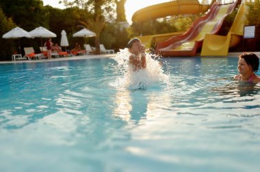 Anne ve oğlu Havuzu