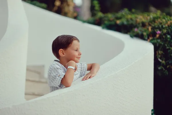 Junge auf weißer Treppe — Stockfoto