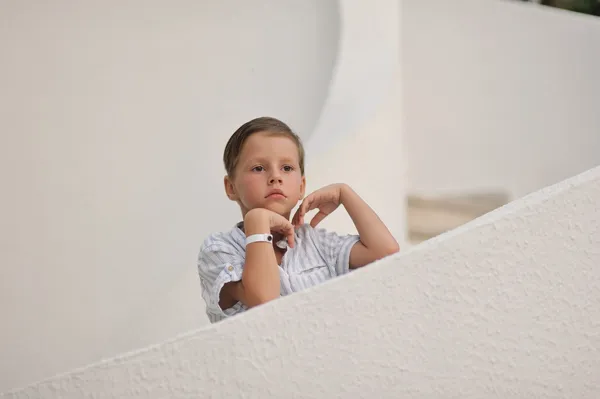 Niño en escaleras blancas — Foto de Stock