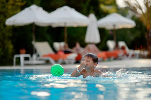 Niño en la piscina — Foto de Stock