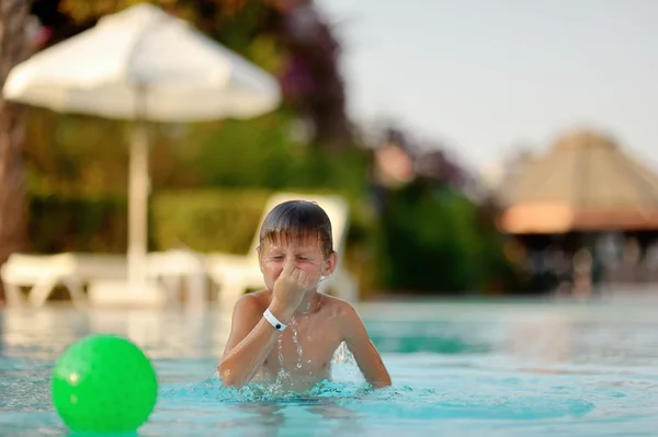 Kind in zwembad — Stockfoto