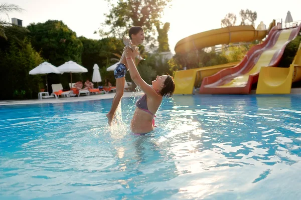 Mamá e hijo en la piscina —  Fotos de Stock