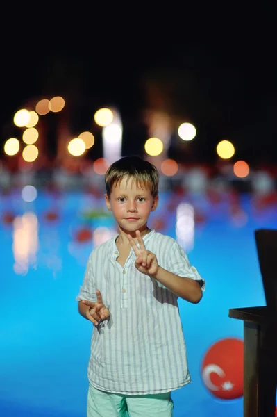 Pojke och natten ljus — Stockfoto