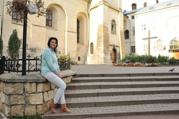 Frau auf Treppe — Stockfoto