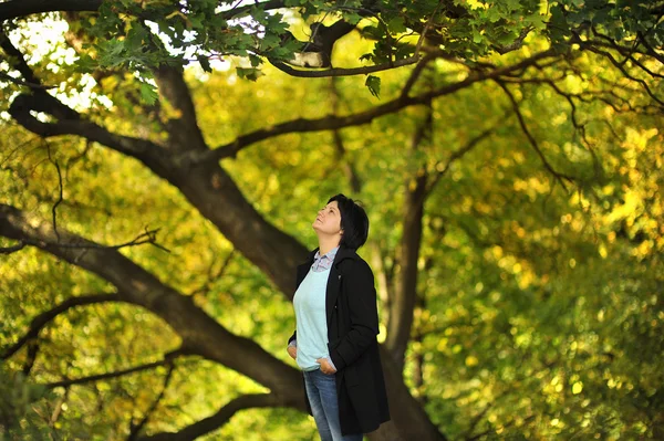 Kvinna i skogen — Stockfoto