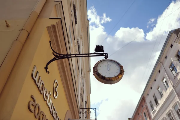 Horloge op het huis — Stockfoto