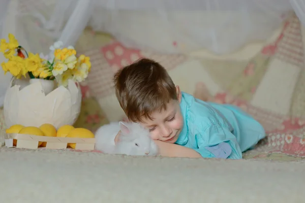 Un niño y un conejo blanco — Foto de Stock