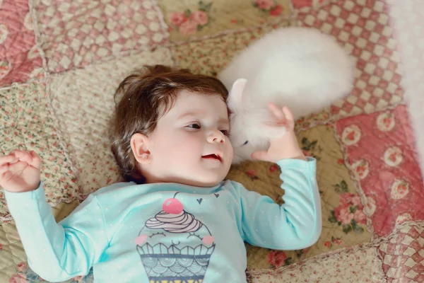 少女とウサギ — ストック写真