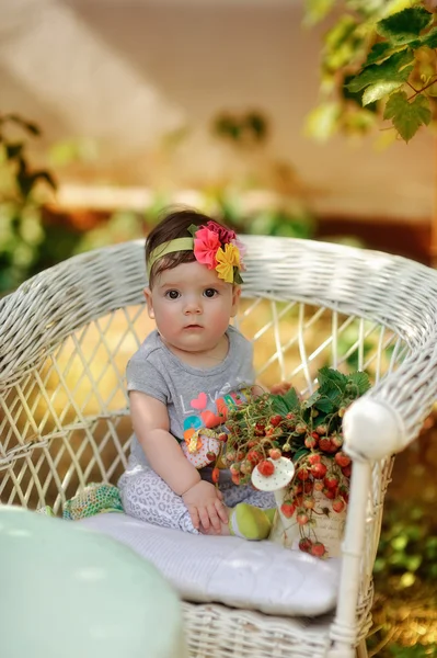 Kind en aardbeien — Stockfoto