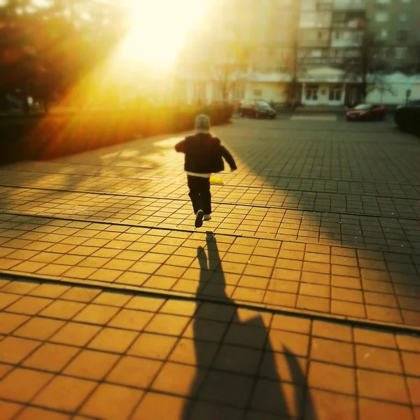 太陽の少年 — ストック写真