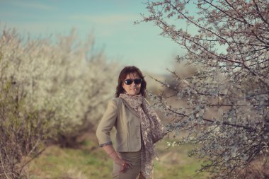 Çiçek Bahçesi ve kadın