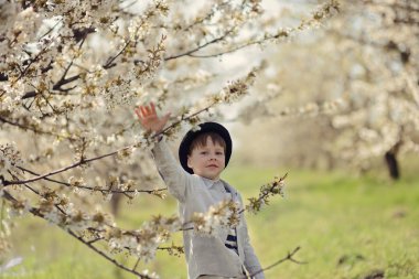 çiçekli Bahçe içindeki çocuk