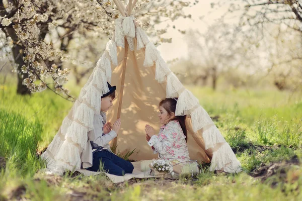 Çocuk bir çadırda — Stok fotoğraf