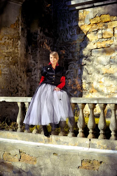 Girl in the ruins — Stock Photo, Image