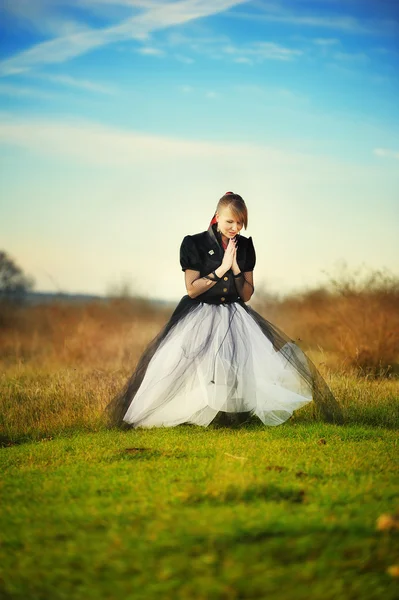 Mädchen auf der Wiese — Stockfoto