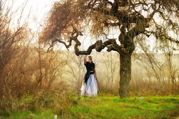 Chica cerca del árbol — Foto de Stock