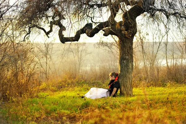 Flicka nära trädet — Stockfoto
