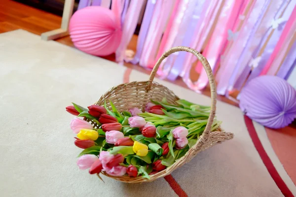 Tulipanes en la cesta — Foto de Stock