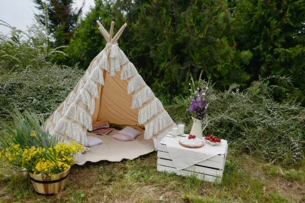 bir çadırda piknik