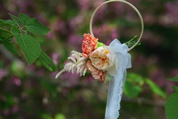 Blommig sammansättning och ring — Stockfoto