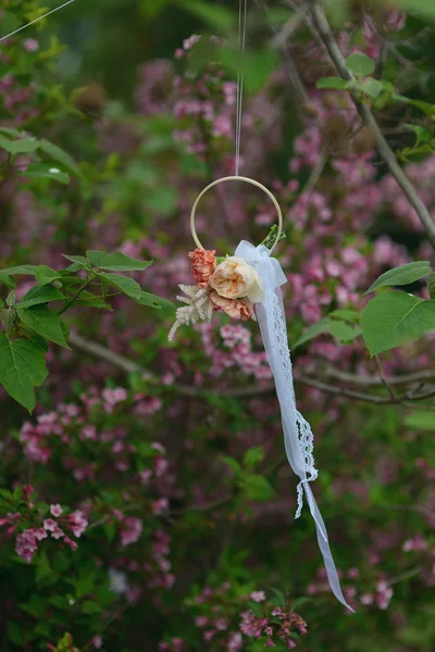 Composizione floreale e anello — Foto Stock