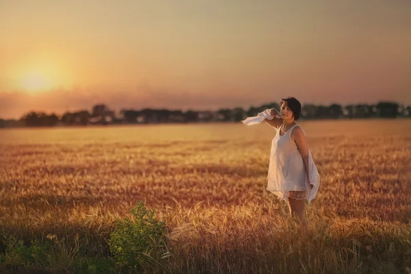 Woman on wheat field — Stock Photo, Image