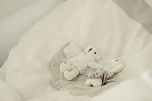 Juguetes en una almohada blanca — Foto de Stock