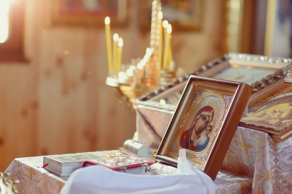 Icon lamp burns before an icon — Stock Photo, Image