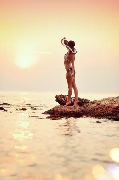 Dziewczyna w kapeluszu na morzu — Zdjęcie stockowe
