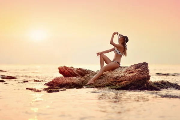 Menina de chapéu no mar — Fotografia de Stock