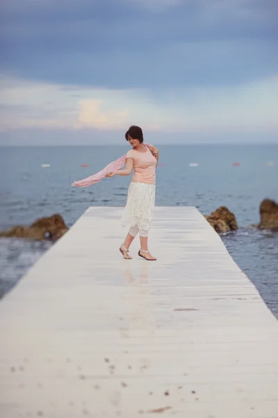 Femme sur un pont — Photo