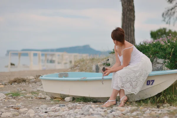 Girl and boat — Stock Photo, Image