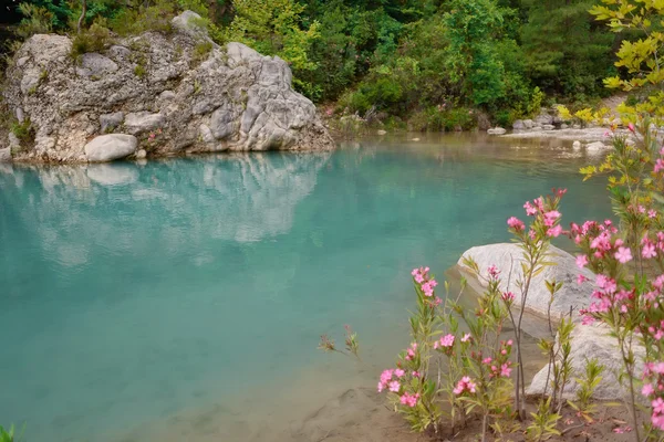 Lac dans les montagnes — Photo