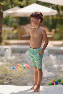 bir çocuk ve bir çeşme