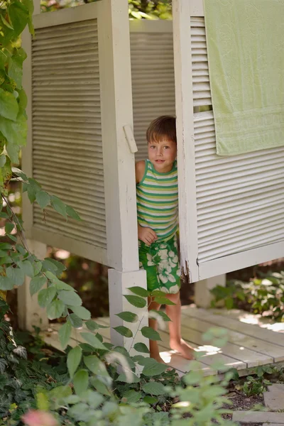 Menino no chuveiro — Fotografia de Stock