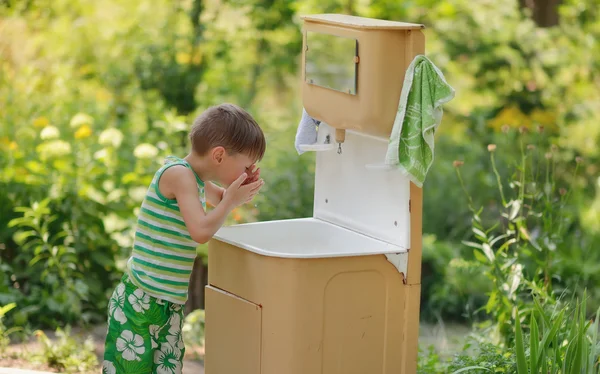 Menino e dispensador de água — Fotografia de Stock