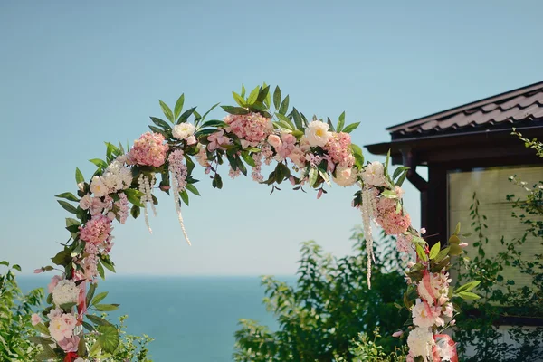 花の結婚式のアーチ — ストック写真