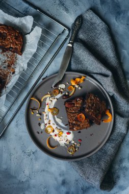 Pican ve narenciyeli çikolatalı turta, Noel 'de tatlı ile servis edilir.